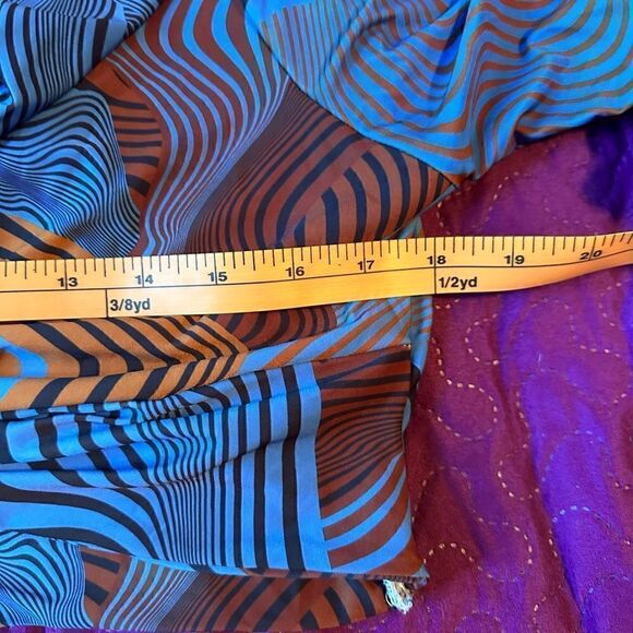 Pretty Little thing crop top Psychedelic pattern – never worn. Us-12 - Picture 3 of 4